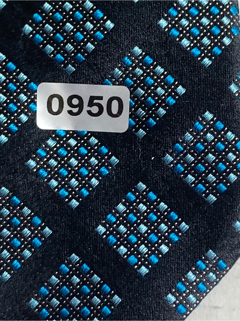 Geoffrey Beene tie Men's Geo-Micro Black & Blue 100% Silk - Picture 15 of 15